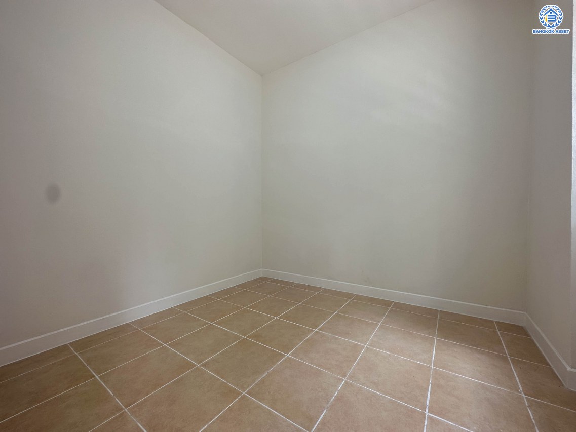 บ้านมือสองตกแต่งใหม่ โครงการ โนเบิล วานา วัชรพล ดีไซน์สุดโดดเด่น เนื้อที่ 67.5 ตร.ว. ฟังก์ชันจัดเต็ม 3 ห้องนอน 4 ห้องน้ำ 1 ห้องแม่บ้าน จอดรถได้ 2 คัน บนทำเลเดินทางสะดวก ใกล้เซ็นทรัลรามอินทรา, จุดขึ้นทางด่วน "สุขาภิบาล5-1" และรถไฟฟ้าสายสีชมพู "สถานีวัชรพล"